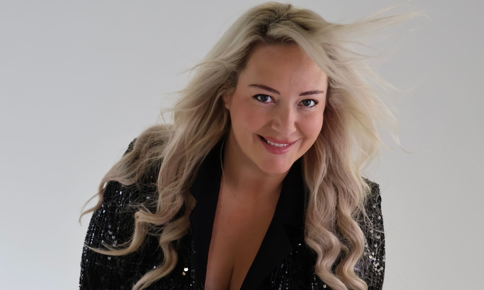 Lauren Waterworth performing live