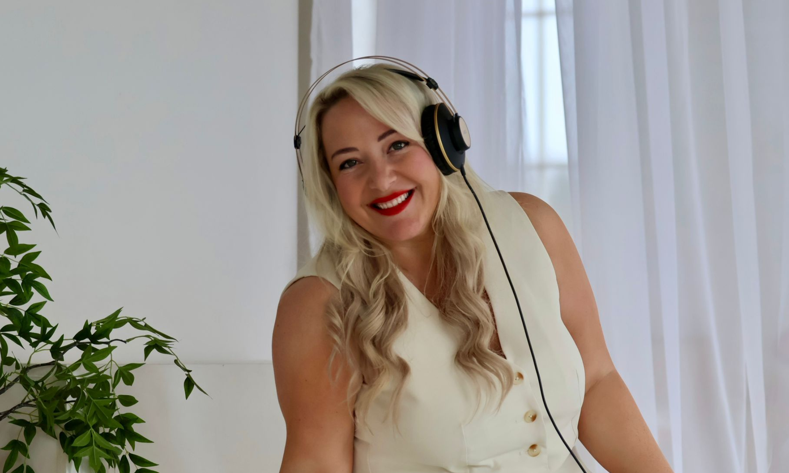 Lauren Waterworth teaching a singing lesson
